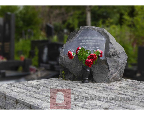 Памятник из целой глыбы гранита
