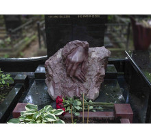 Часть монумента в виде скульптуры на отдельном камне