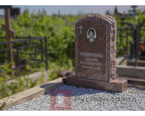 Памятник глыба из Капустинского гранита