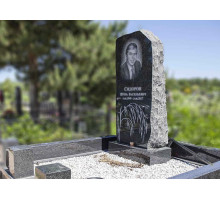 Памятник корка с необработанными гранями